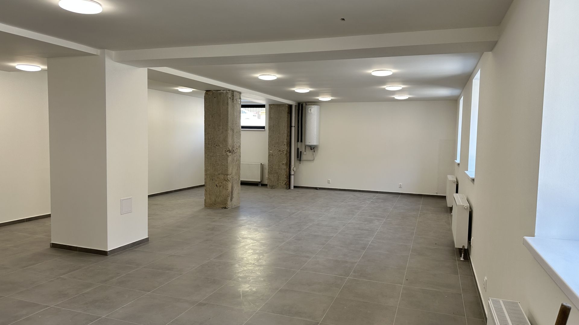 Obchodný priestor prístupný z ulice v centre mesta, novostavba