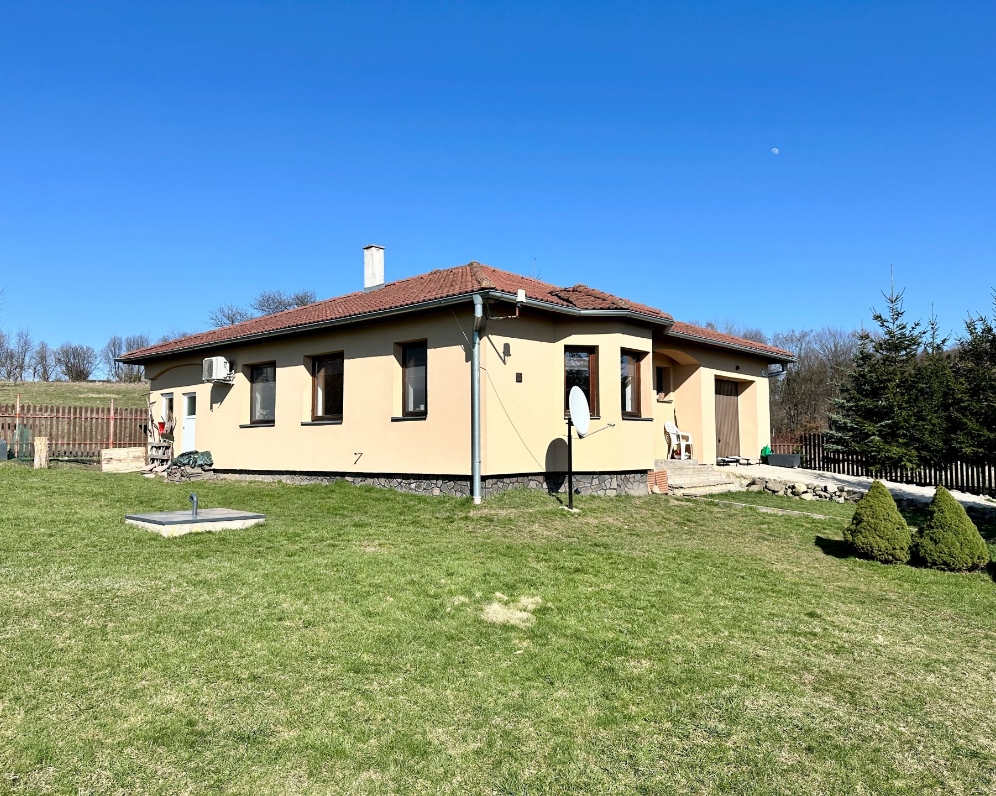 RODINNÝ DOM  S VEĽKÝM POZEMKOM NA SAMOTE V NOVEJ BANI - pozemok 2.085 m2